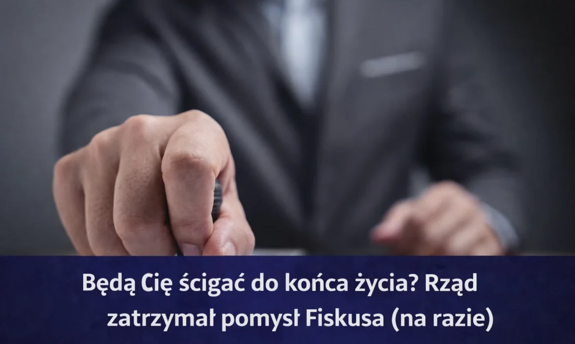 Urzędnik przybijający pieczątkę na dokumentach - rząd wstrzymał kontrowersyjny pomysł Fiskusa dotyczący nieograniczonego w czasie ścigania długów podatkowych