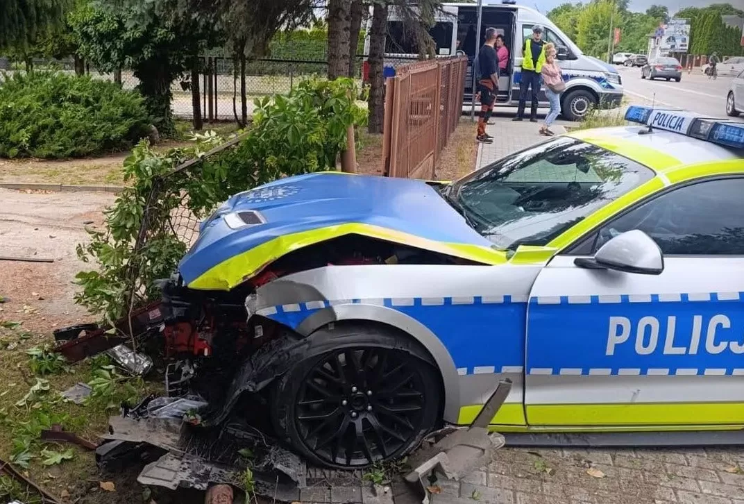 Policyjny mustang rozbity