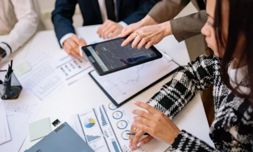 Jak faktoring online pozwala bezpiecznie i bez długu finansować rozwój firmy?