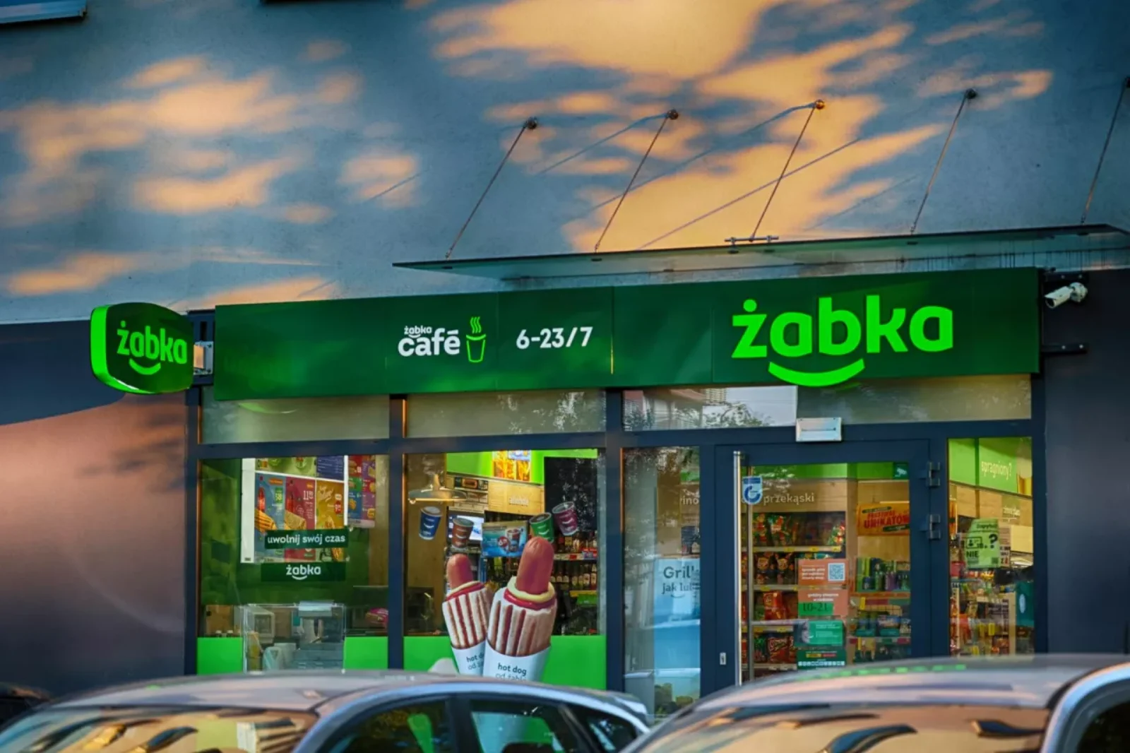 Czy w żabce można wpłacić pieniądze?