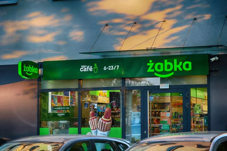 Czy w żabce można wpłacić pieniądze?